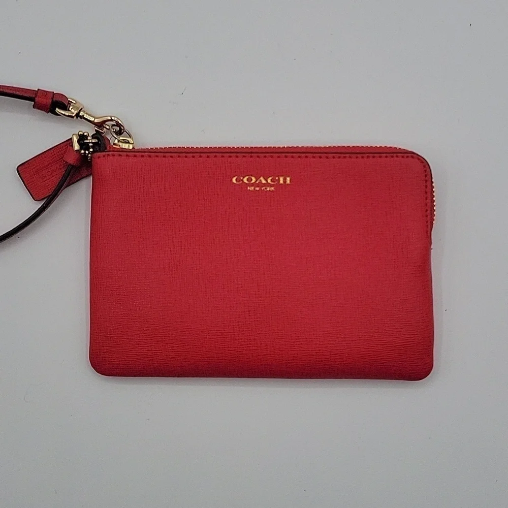 COACH Wristlet Pink Pebbled Leather Hang Tag Back Card Pocket